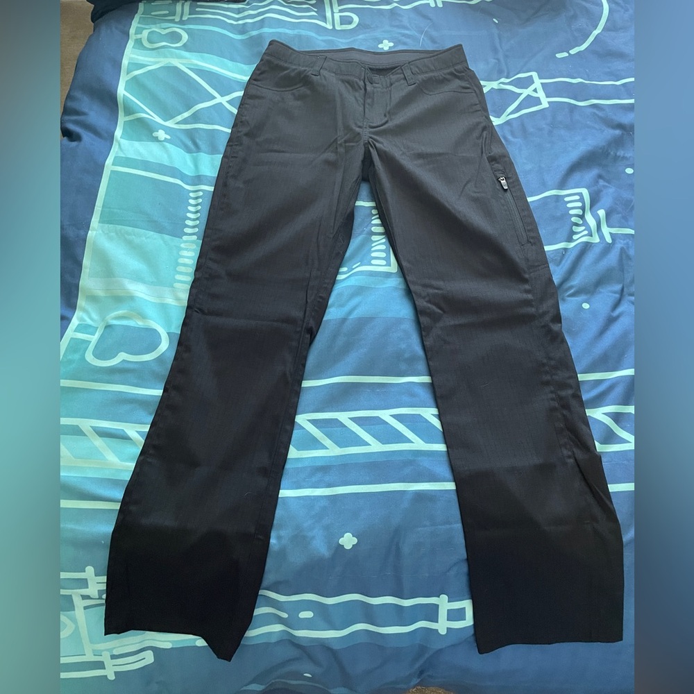 Ladies Under Armour Cargo Pants in Black Size 8